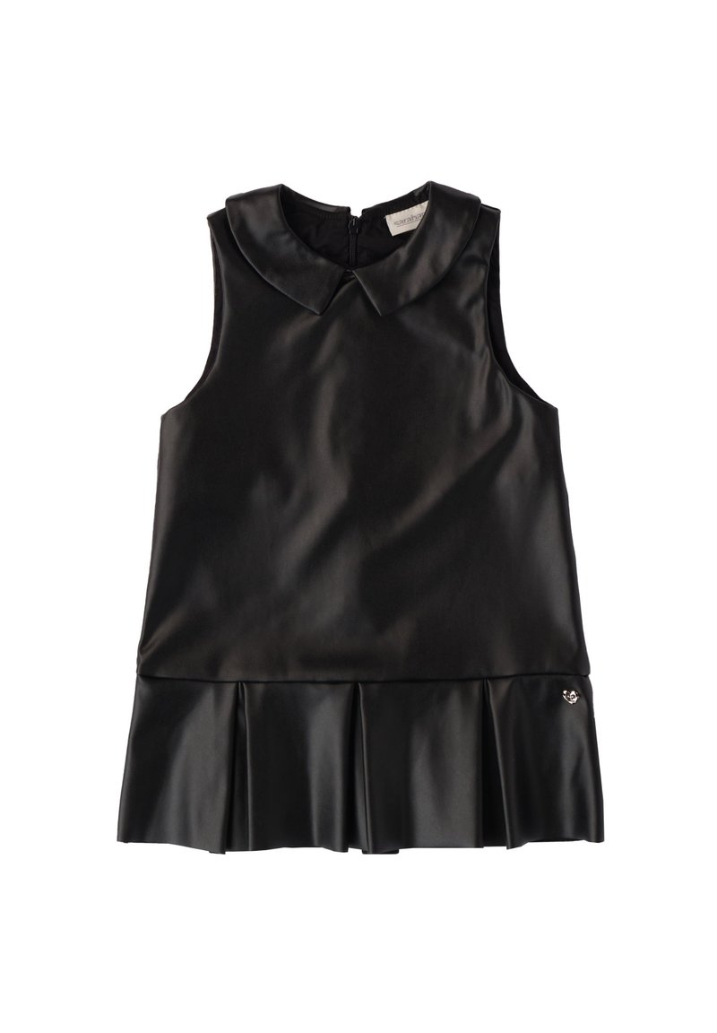 Vestido negro sin mangas con cuello redondo, hecho de una tela suave, que presenta una falda acampanada plisada y un pequeño detalle de acento en el dobladillo.