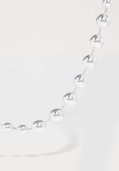Colier din mărgele de argint, format dintr-o serie de mărgele sferice netede și reflectorizante, conectate prin linii subțiri, creând un design curbat.