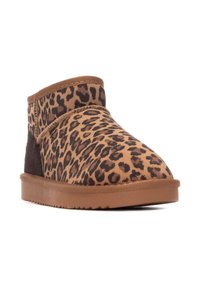 Botín de tobillo de estampado de leopardo hecho de suave ante, con suela de goma marrón y un interior acolchado para mayor comodidad. Presenta un diseño de puntera redonda.