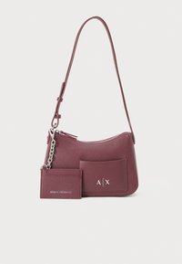 Sac à bandoulière en cuir bordeaux avec une finition texturée, fermeture éclair, poche avant et un porte-cartes amovible avec des accents en logo argenté.