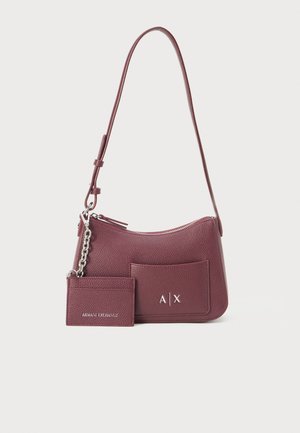 Sac à bandoulière en cuir bordeaux avec une finition texturée, fermeture éclair, poche avant et un porte-cartes amovible avec des accents en logo argenté.