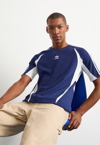 adidas Originals ARCHIVE - Print T-shirt - blue/white