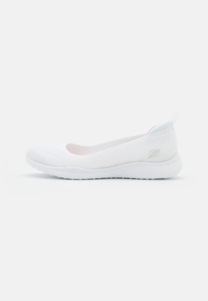 Hvid slip-on sneaker med åndbart mesh-overside, fleksibel sål og trækflig ved hælen, mærket med diskret logo på siden.