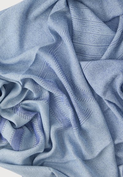 Tissu bleu clair avec un motif à carreaux bleu foncé subtil, texture douce et plis naturels.