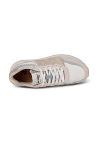 Scarpe da ginnastica beige con parte superiore in rete bianca, dettagli grigi e materiale sintetico testurizzato. Presentano lacci bianchi e una soletta in sughero.