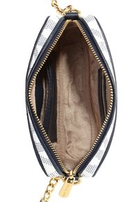 Pieni valkoinen ja laivastonsininen olkalaukku, jossa on kultainen vetskari ja ketju, avattuna, paljastaen beige sisusvuori, jossa on tikattu ympyräkuvio.