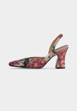 Slingback højhælet sko med blomsterprint, spids tå og buet klods-hæl i nuancer af pink, grøn og beige på hvid baggrund.