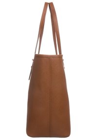 Brązowa syntetyczna torba tote z dwoma długimi uchwytami, w kształcie trójkąta, o teksturowanej powierzchni i zamknięciu na zamek. Prosty design bez widocznych akcentów.