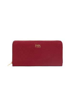 Cartera roja con cremallera hecha de cuero suave con logotipo en tono dorado. Presenta una forma rectangular y un diseño minimalista.