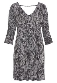 Schwarz-weiß gemustertes Kleid mit V-Ausschnitt, dreiviertellangen Glockenärmel und lockerer Passform. Hergestellt aus leichtem, strukturiertem Material.