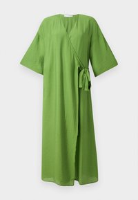 Grønn omslagskjole laget av lett stoff. Har brede ermer, belte i midjen og en dyp V-halsdesign. Glatt, litt teksturert overflate.
