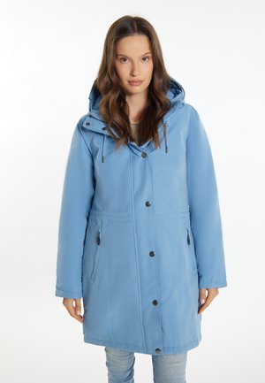 Cappotto lungo azzurro chiaro con cappuccio, bottoni a pressione frontali, due tasche laterali e cordoncino in vita. Tessuto morbido e caldo.