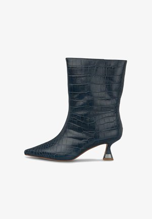 Dunkelblaue, krokodilgeprägte Lederstiefelette mit spitzem Zehenbereich und schlankem, metallisch akzentuiertem Absatz. Glatte Textur überall.