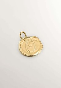 Colgante de oro con una forma orgánica e irregular que presenta un diseño de espiral en relieve. Incluye un lazo para su sujeción. Acabado liso y brillante.