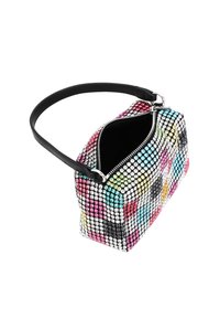 Borsa decorata con cristalli, presenta un motivo geometrico in rosa, blu, verde e giallo, con una tracolla nera e chiusura a zip.