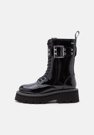 KARL LAGERFELD, KYLA LACE UP BUCKLE BOOT - Боти с връзки до глезена - black