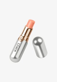 KIKO Milano läppstift i silvrig tub med gyllene detaljer. Slät persikofärgad stift, delvis upphöjd, med rund kapsyl bredvid.