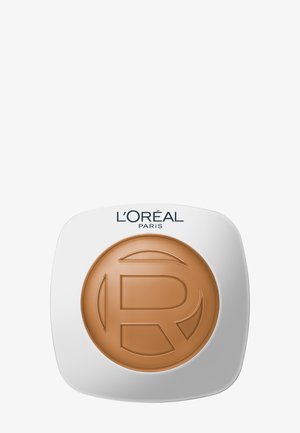 Poudre compacte crème L'Oréal Paris avec fond de teint bronzé embossé d'un "R" stylisé à l'intérieur d'un cercle sur fond blanc.
