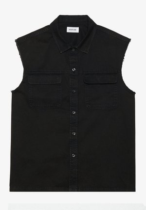 Camicia di jeans nera senza maniche con collo appuntito, chiusura frontale con bottoni e due tasche sul petto. Presenta aperture per le braccia sfrangiate.
