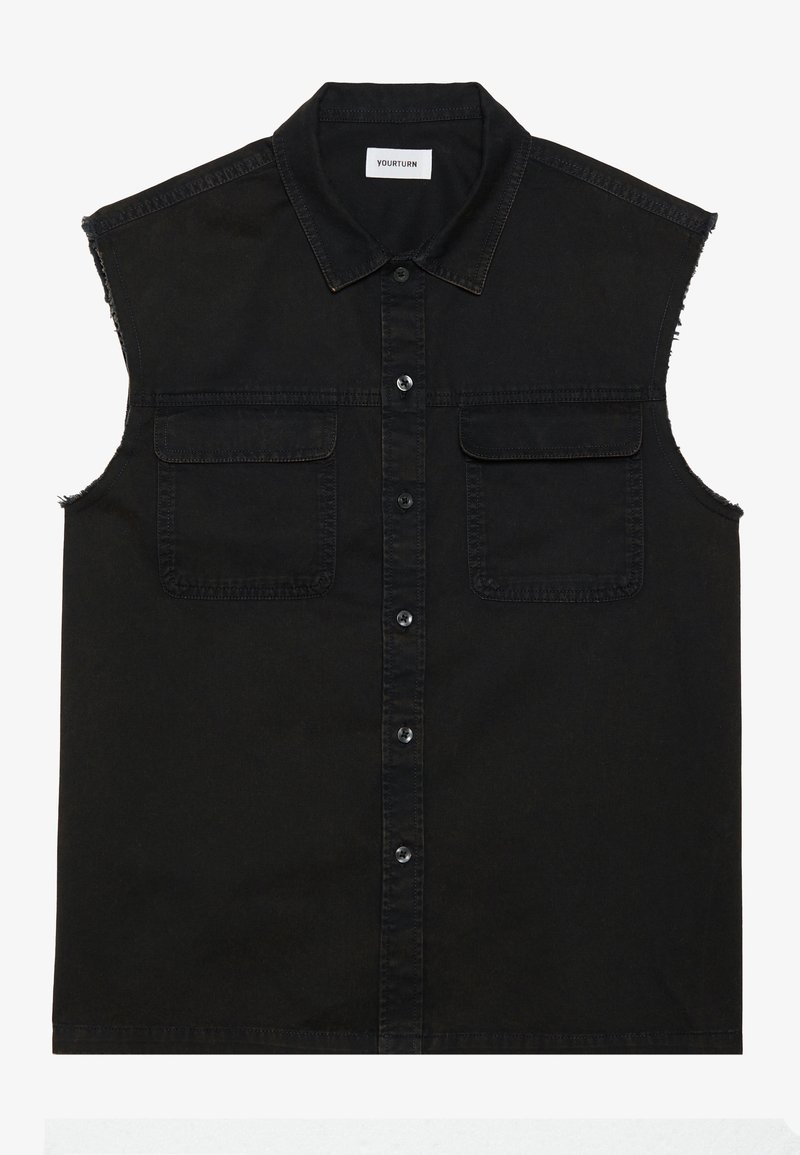 Chemise en denim noire sans manches avec un col pointu, une fermeture à boutons sur le devant et deux poches poitrine. Présente des ouvertures aux bras effilochées.