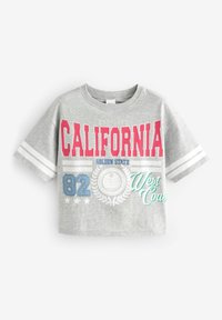 Graues T-Shirt mit kurzen Ärmeln, das "CALIFORNIA" in fettem Pink zeigt, ergänzt durch blaue Akzente, Streifen an den Ärmeln und verschiedene grafische Elemente.