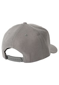 Grijze baseballpet van een katoenmix. Voorzien van een ronde kroon, platte klep, zes-panelen ontwerp en een verstelbare plastic band aan de achterkant.
