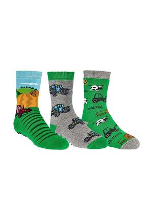 Drei bunte Kindersocken mit Bauernhofmotiven, die Traktoren, Kühe, Heuballen, Zäune und Felder in Grün-, Grau- und Blautönen zeigen.