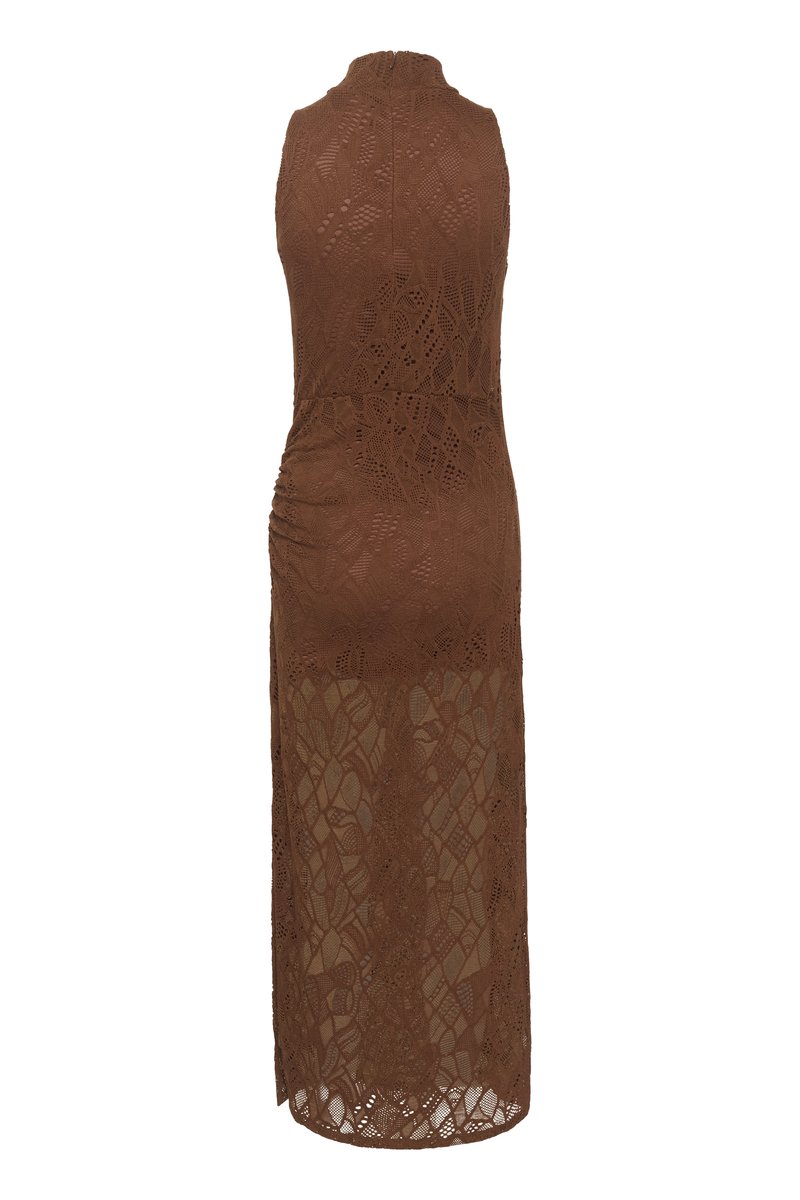 Brązowa koronkowa sukienka z wysokim dekoltem, teksturowymi wzorami kwiatowymi, marszczonym detalem po bokach oraz zwiewnym, przezroczystym panelem na dole.