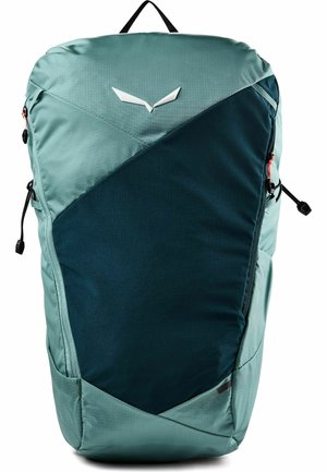 Zaino outdoor bicolore verde con scomparto frontale con cerniera, cinturini laterali regolabili e maniglia superiore, con logo di un uccello bianco.