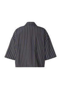 Chemise bleu marine avec des manches larges et courtes et des fines rayures verticales beige, vue de dos avec un col plat.