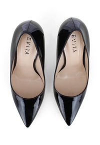 Scarpe con tacco alto in vernice nera, con punta appuntita e lati aperti, caratterizzate da una texture liscia e una soletta beige con il logo "EVITA".