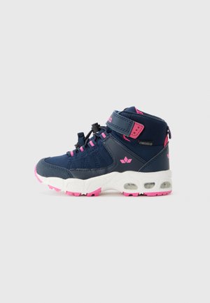 Marineblå og rosa høyhælte sneakers med borrelåsrem, snøring foran, polstret såle og merket sideetikett på hvit bakgrunn.