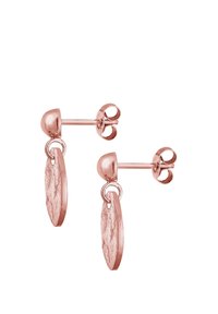Orecchini a carinella in oro rosa con pendente ovale texturizzato. Presentano una finitura lucida e una chiusura a farfalla sicura per un facile utilizzo.