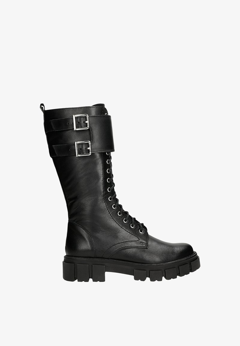 Czarny skórzany but wojskowy z wysoką cholewką, sznurowanym przodem, dwoma paskami z klamrami i masywną gumową podeszwą. Gładka tekstura, solidna konstrukcja.