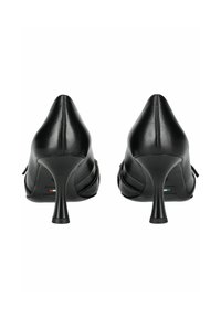 Chaussures à talons aiguilles noires en cuir avec un bout pointu et un talon fin. Présente des détails plissés sur les côtés.