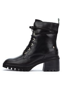 Stivale alla caviglia in pelle nera con finitura texturizzata, lacci frontali, dettagli in oro e tacco chunky con suola resistente.