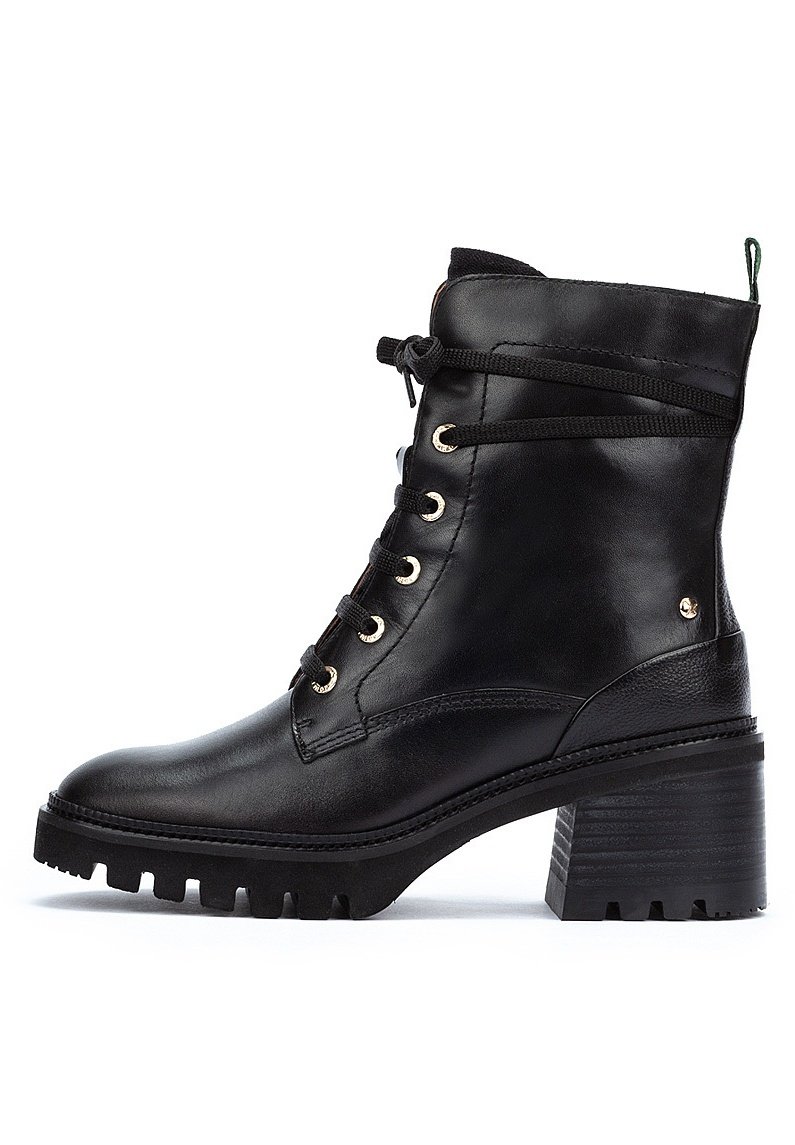 Stivale alla caviglia in pelle nera con finitura texturizzata, lacci frontali, dettagli in oro e tacco chunky con suola resistente.