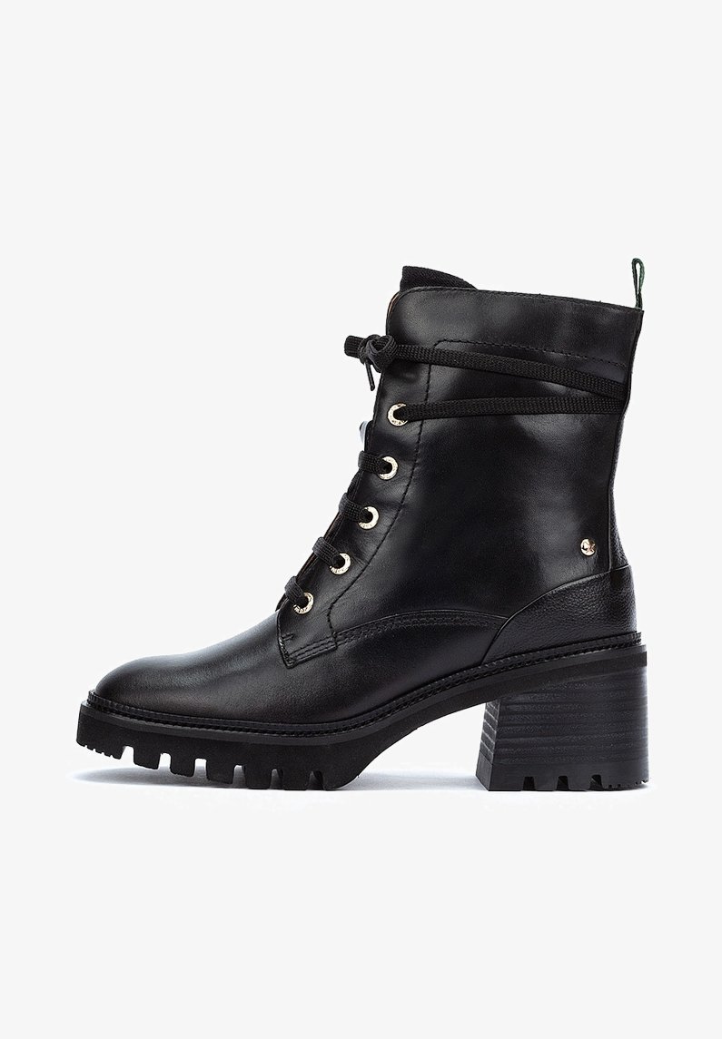 Stivale alla caviglia in pelle nera con finitura texturizzata, lacci frontali, dettagli in oro e tacco chunky con suola resistente.