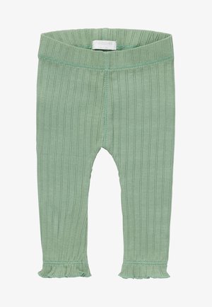 Grüne gerippte Baby-Leggings mit elastischem Bund und kleinen Rüschen an den Knöchelabschlüssen ohne Muster oder Verzierungen.