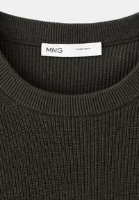Col de pull en maille côtelée vert foncé avec une étiquette blanche indiquant la marque "MNG" et la taille EU-USA M / MEX M.