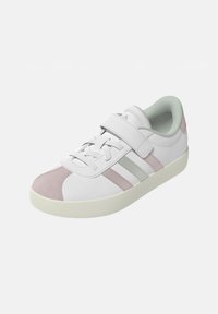 Baskets blanches en cuir texturé, avec des accents verts et roses, et trois bandes horizontales. Elles présentent un design à lacets et une sangle Velcro.