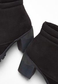 bonprix Stivaletti stringati - black