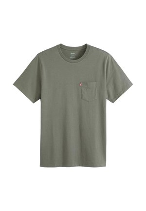 Camiseta de manga corta verde oliva con un bolsillo en el pecho y una pequeña etiqueta roja de Levi's en el bolsillo. Estilo sencillo y casual.