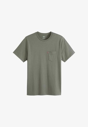 Oliwkowy t-shirt z krótkim rękawem z kieszonką na piersi i małą czerwoną metką Levi's na kieszeni. Prosty, casualowy styl.