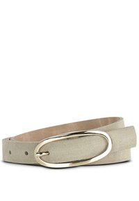 Cinturón de ante en gris claro con una hebilla ovalada dorada de tono brillante y suave, y múltiples agujeros de ajuste para el tamaño. Diseño plano, sin patrón.