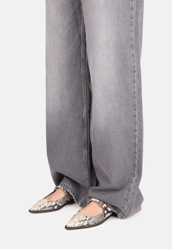 LAURYNN - Ankle strap ballet pumps