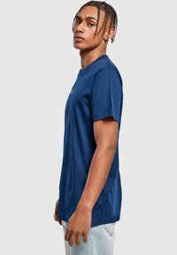 Merchcode T-shirts med print - light navy