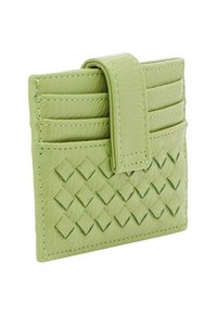 Groene lederen kaarthouder met een geweven textuur, voorzien van meerdere kaartsleuven en een plat ontwerp; inclusief een veilige sluiting met een strap.
