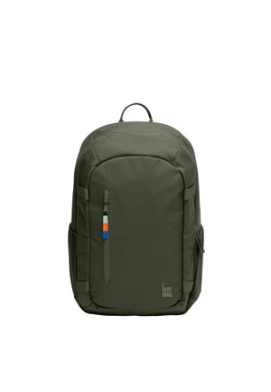 Mørkegrøn rygsæk med topgreb, front lodret lynlåslomme med farvede trækflige, sidelommer og "GOT BAG" logo nederst til højre foran.