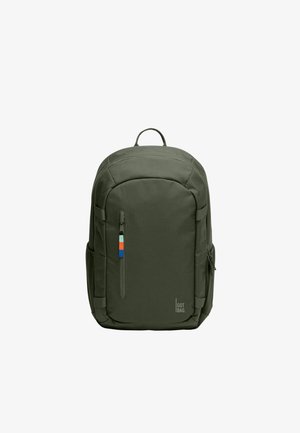Mørkegrøn rygsæk med topgreb, front lodret lynlåslomme med farvede trækflige, sidelommer og "GOT BAG" logo nederst til højre foran.